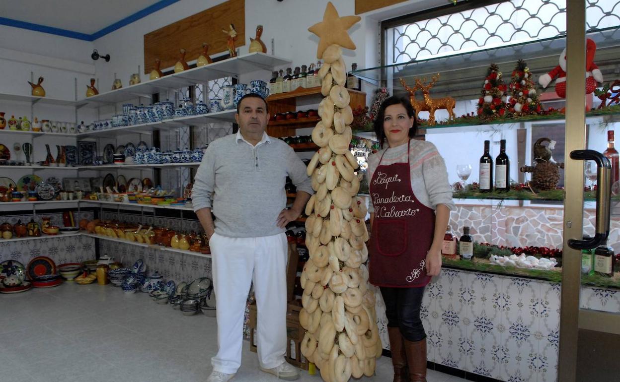 Un panadero de Granada decora su árbol de Navidad con un centenar de roscas y bollos de pan