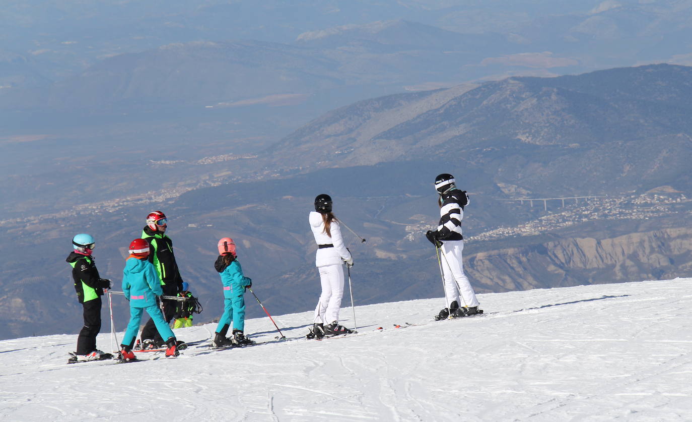 Sierra Nevada cierra uno de sus mejores 'puentes' de diciembre con 37.600 esquiadores y 77% de ocupación