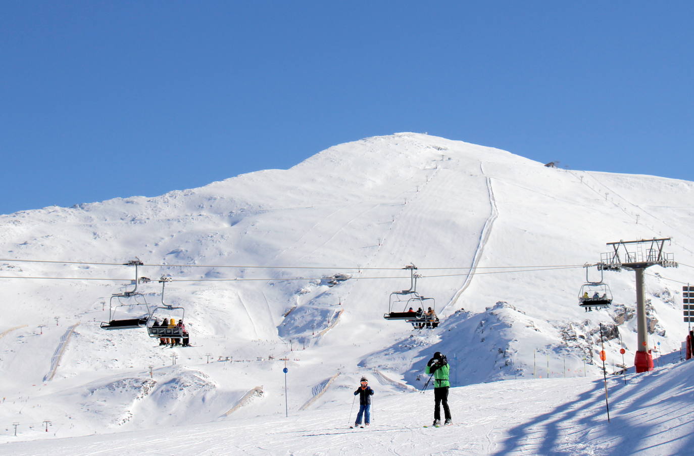 Sierra Nevada cierra uno de sus mejores 'puentes' de diciembre con 37.600 esquiadores y 77% de ocupación