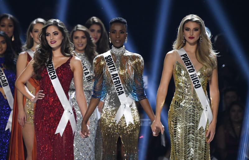 La sudafricana Zozibini Tunzi, que fue proclamada Miss Universo 2019 Sse proclamó ganadora | La puertorriqueña Madison Anderson, fue nombrada primera dama de honor; y la mexicana Sofía Aragón, elegida segunda dama de honor