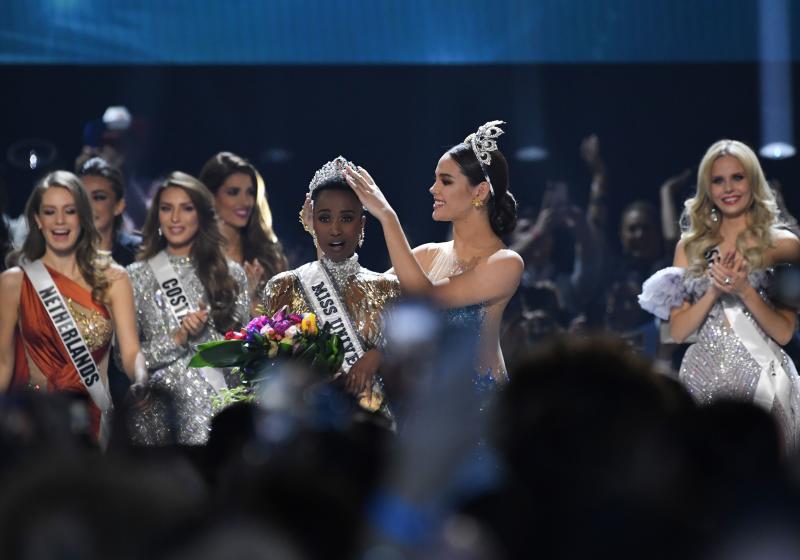 La sudafricana Zozibini Tunzi, que fue proclamada Miss Universo 2019 Sse proclamó ganadora | La puertorriqueña Madison Anderson, fue nombrada primera dama de honor; y la mexicana Sofía Aragón, elegida segunda dama de honor