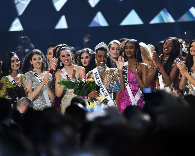 La sudafricana Zozibini Tunzi, que fue proclamada Miss Universo 2019 Sse proclamó ganadora | La puertorriqueña Madison Anderson, fue nombrada primera dama de honor; y la mexicana Sofía Aragón, elegida segunda dama de honor