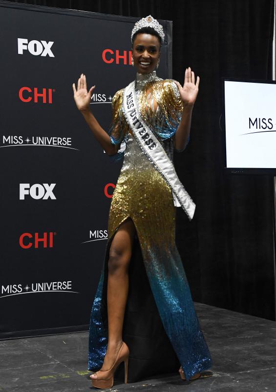 La sudafricana Zozibini Tunzi, que fue proclamada Miss Universo 2019 Sse proclamó ganadora | La puertorriqueña Madison Anderson, fue nombrada primera dama de honor; y la mexicana Sofía Aragón, elegida segunda dama de honor