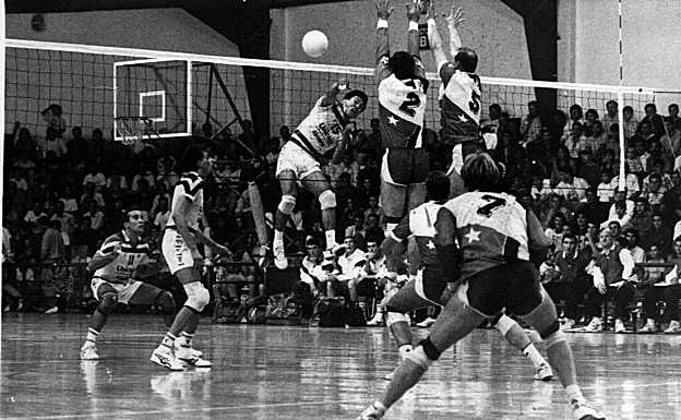 Yu Yiqing supera el bloqueo de Fortuna de Bonn, con Miguel Ángel Prieto y Jesús Sánchez Jover atentos a la ayuda