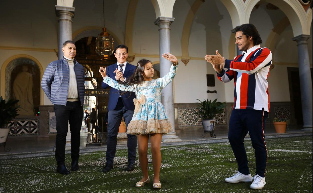 Triana baila al compás de su maestro, Iván Vargas, en el Ayuntamiento. 