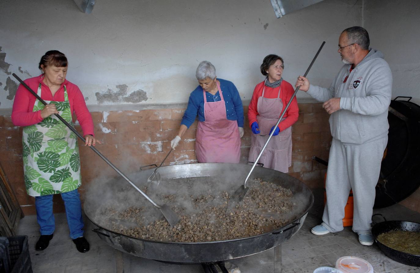Hubo bingo, sorteos, borrachuelos y rosetas. Yegen cuenta con uno de los salones culturales y de fiestas más grandes de la comarca de La Alpujarra 
