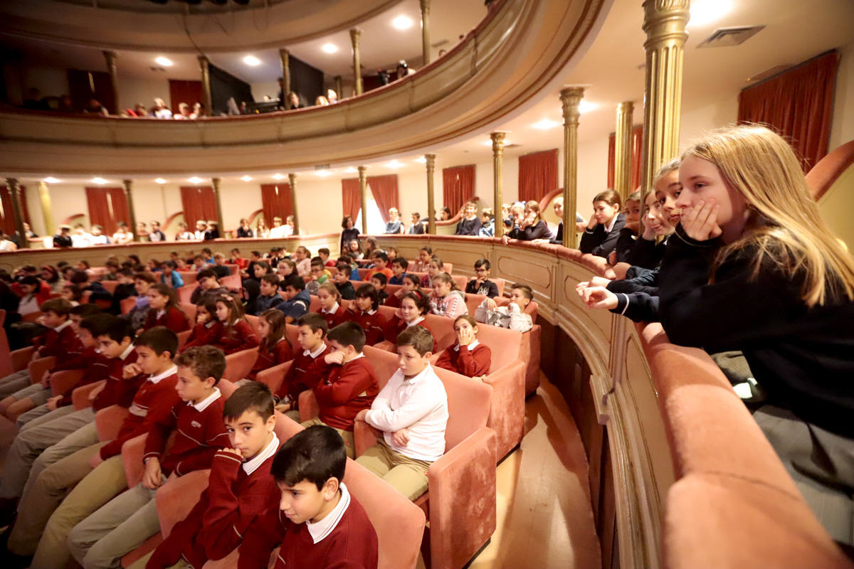 Los jóvenes del municipio han participado en la lectura y en el visionado de varios cortos contra la discriminación que ha tenido lugar en el teatro Calderón