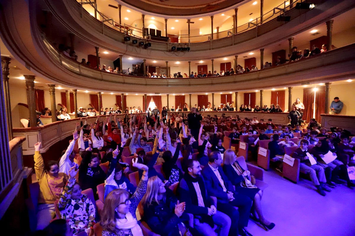 Los jóvenes del municipio han participado en la lectura y en el visionado de varios cortos contra la discriminación que ha tenido lugar en el teatro Calderón