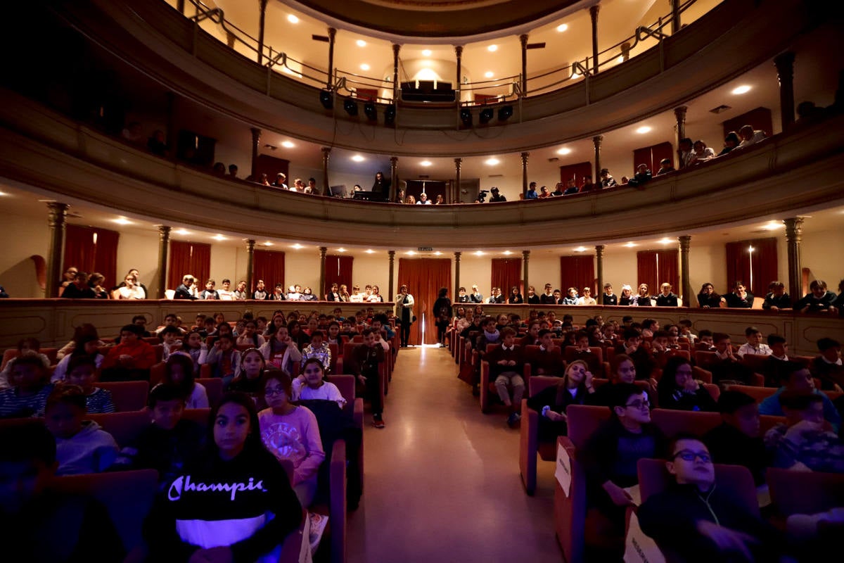 Los jóvenes del municipio han participado en la lectura y en el visionado de varios cortos contra la discriminación que ha tenido lugar en el teatro Calderón