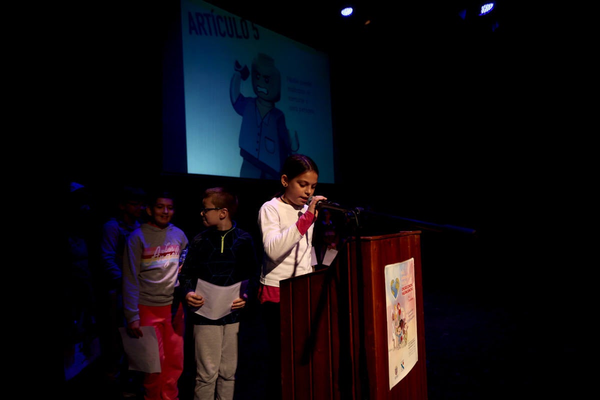 Los jóvenes del municipio han participado en la lectura y en el visionado de varios cortos contra la discriminación que ha tenido lugar en el teatro Calderón