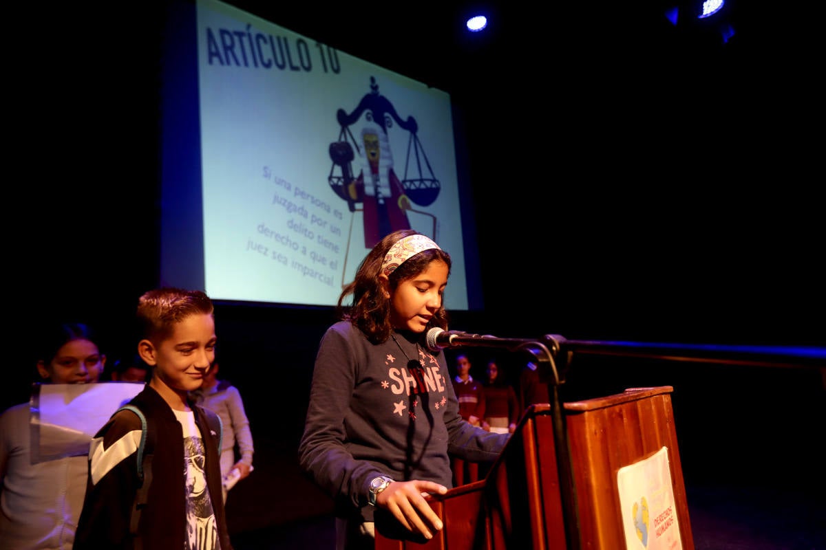 Los jóvenes del municipio han participado en la lectura y en el visionado de varios cortos contra la discriminación que ha tenido lugar en el teatro Calderón