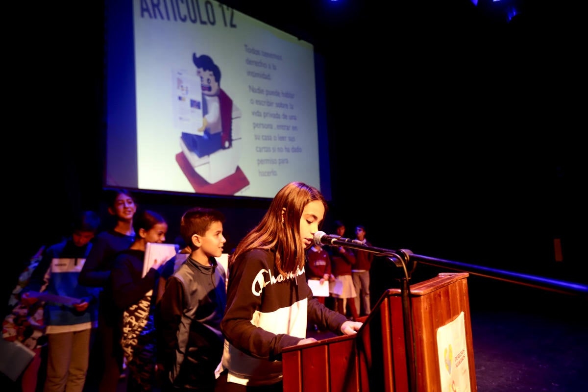 Los jóvenes del municipio han participado en la lectura y en el visionado de varios cortos contra la discriminación que ha tenido lugar en el teatro Calderón