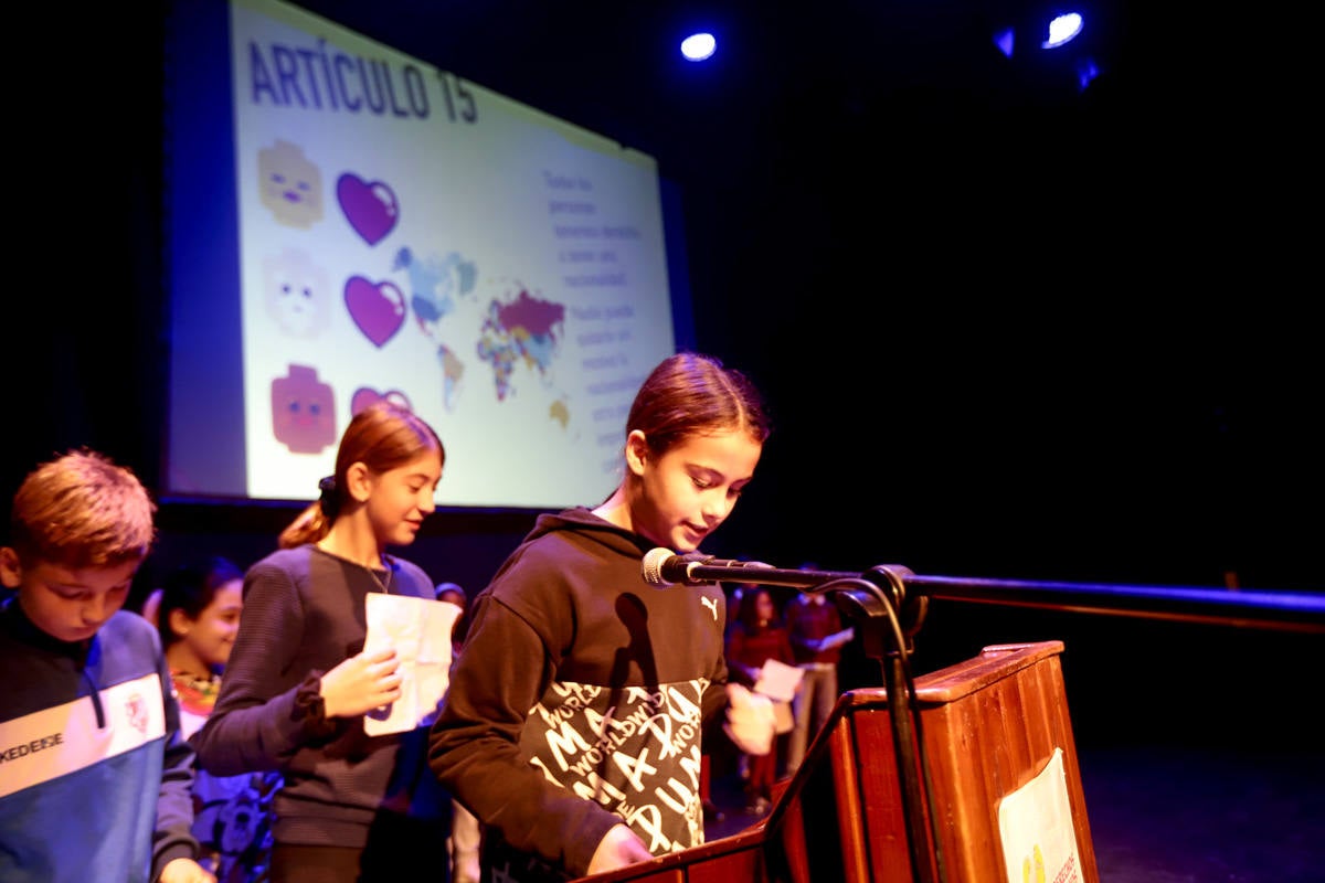 Los jóvenes del municipio han participado en la lectura y en el visionado de varios cortos contra la discriminación que ha tenido lugar en el teatro Calderón