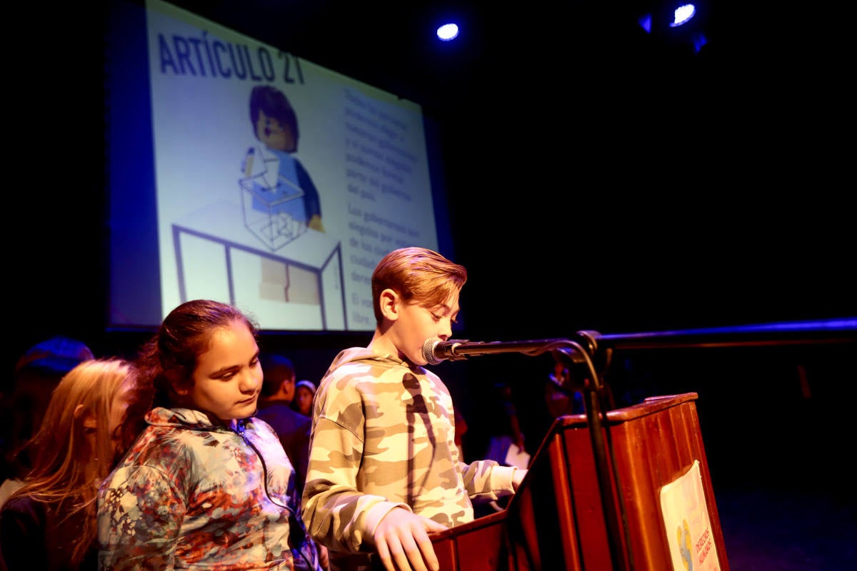 Los jóvenes del municipio han participado en la lectura y en el visionado de varios cortos contra la discriminación que ha tenido lugar en el teatro Calderón