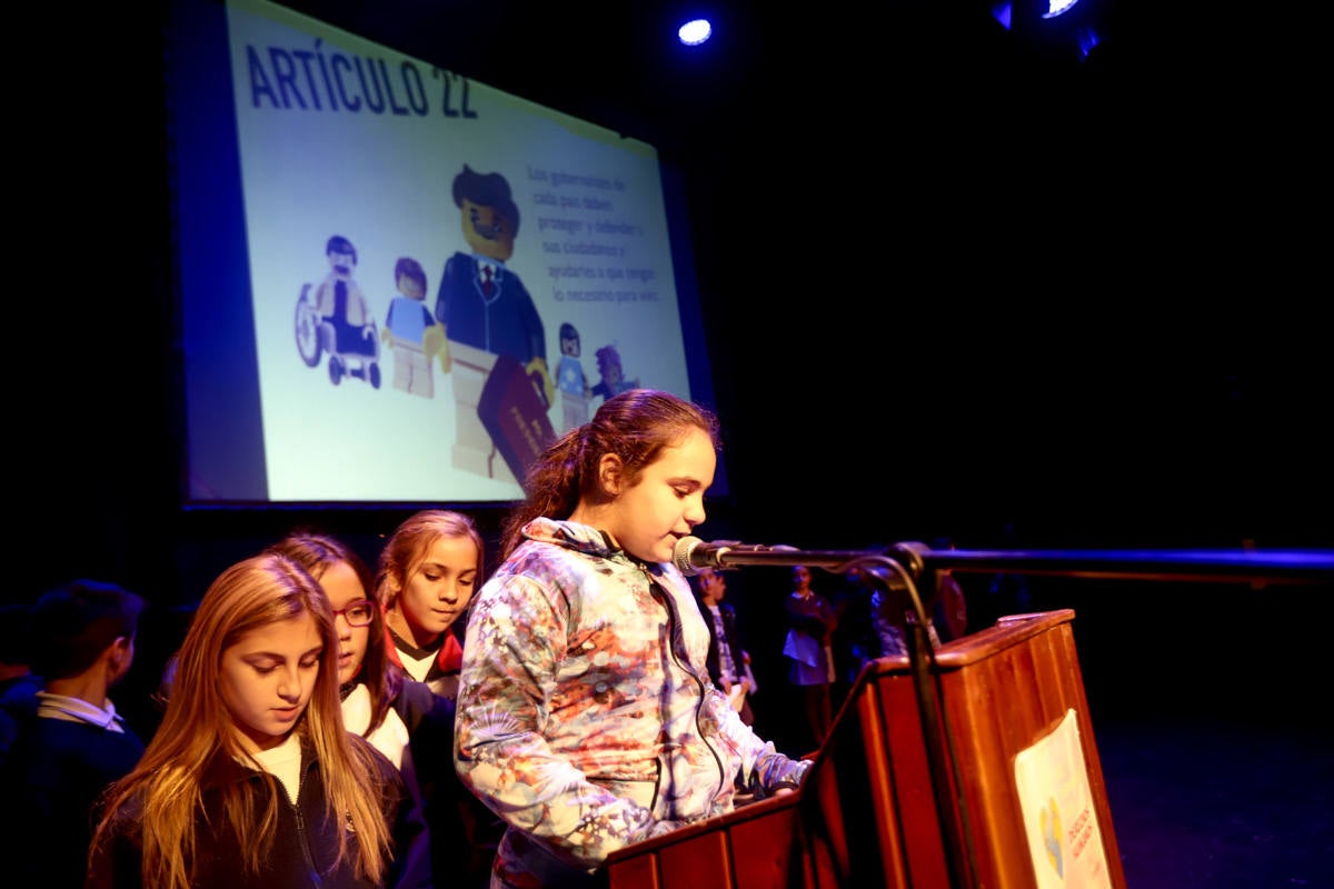 Los jóvenes del municipio han participado en la lectura y en el visionado de varios cortos contra la discriminación que ha tenido lugar en el teatro Calderón