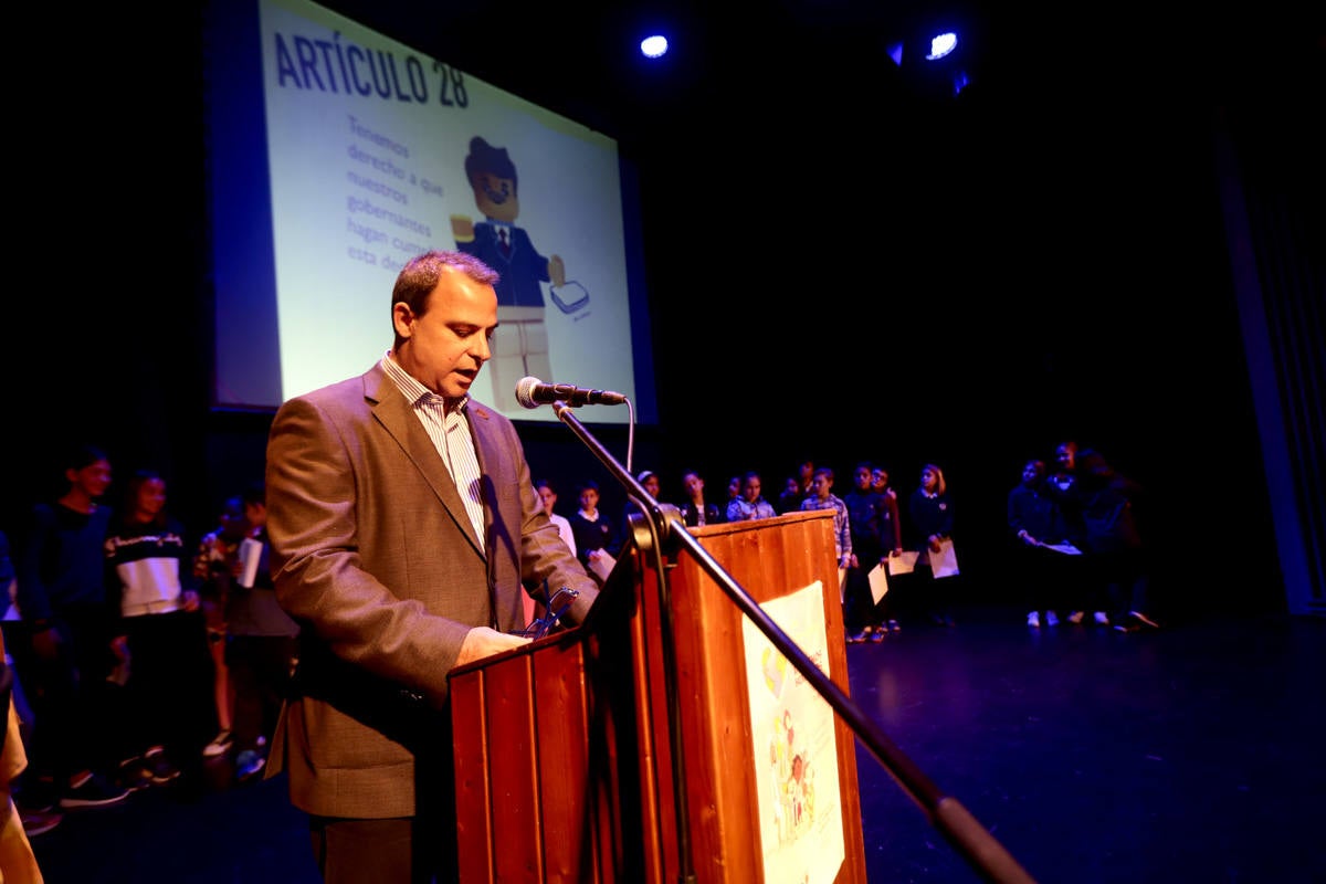Los jóvenes del municipio han participado en la lectura y en el visionado de varios cortos contra la discriminación que ha tenido lugar en el teatro Calderón