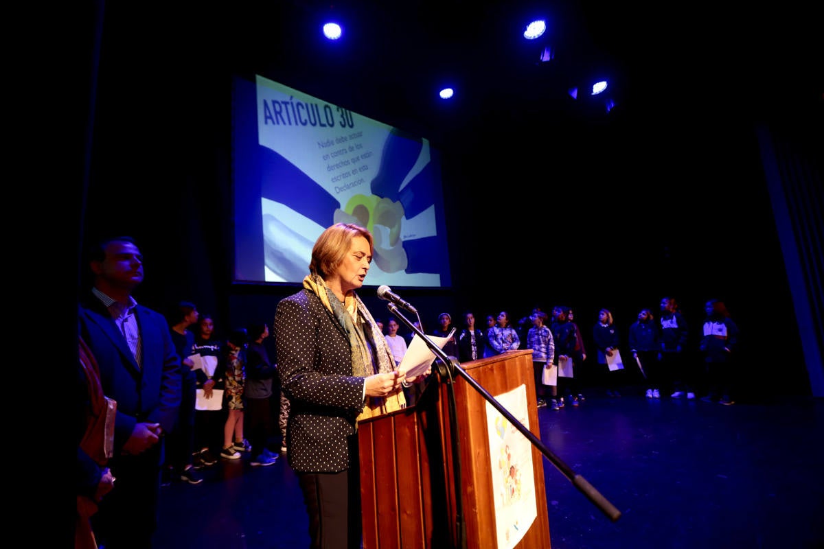 Los jóvenes del municipio han participado en la lectura y en el visionado de varios cortos contra la discriminación que ha tenido lugar en el teatro Calderón
