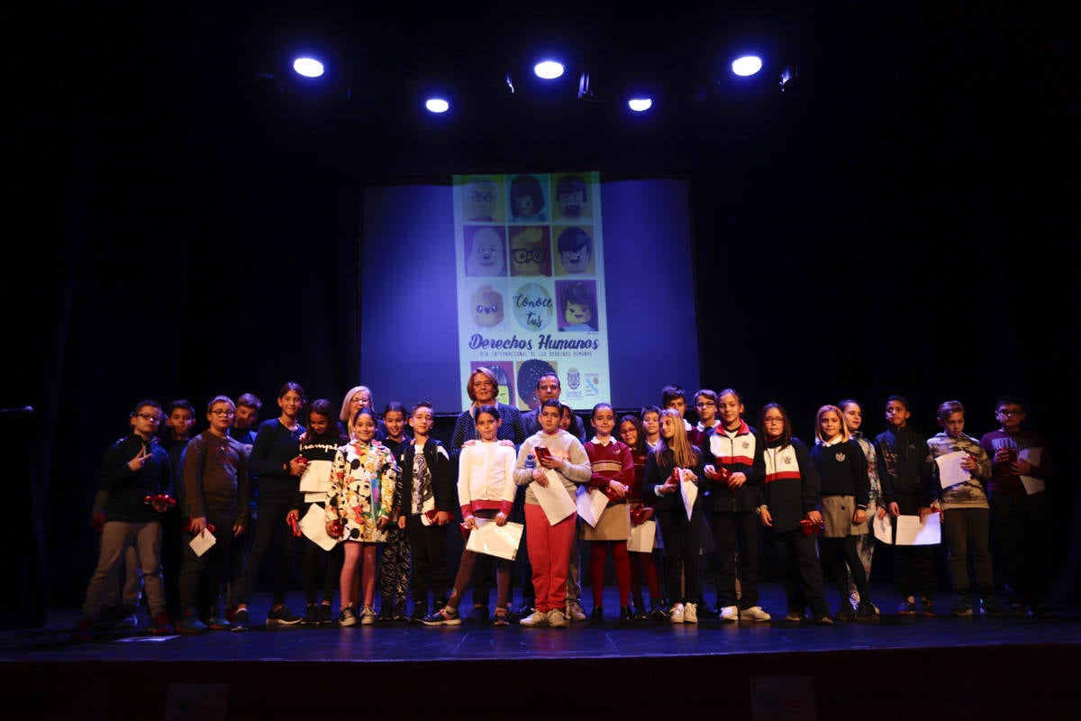 Los jóvenes del municipio han participado en la lectura y en el visionado de varios cortos contra la discriminación que ha tenido lugar en el teatro Calderón
