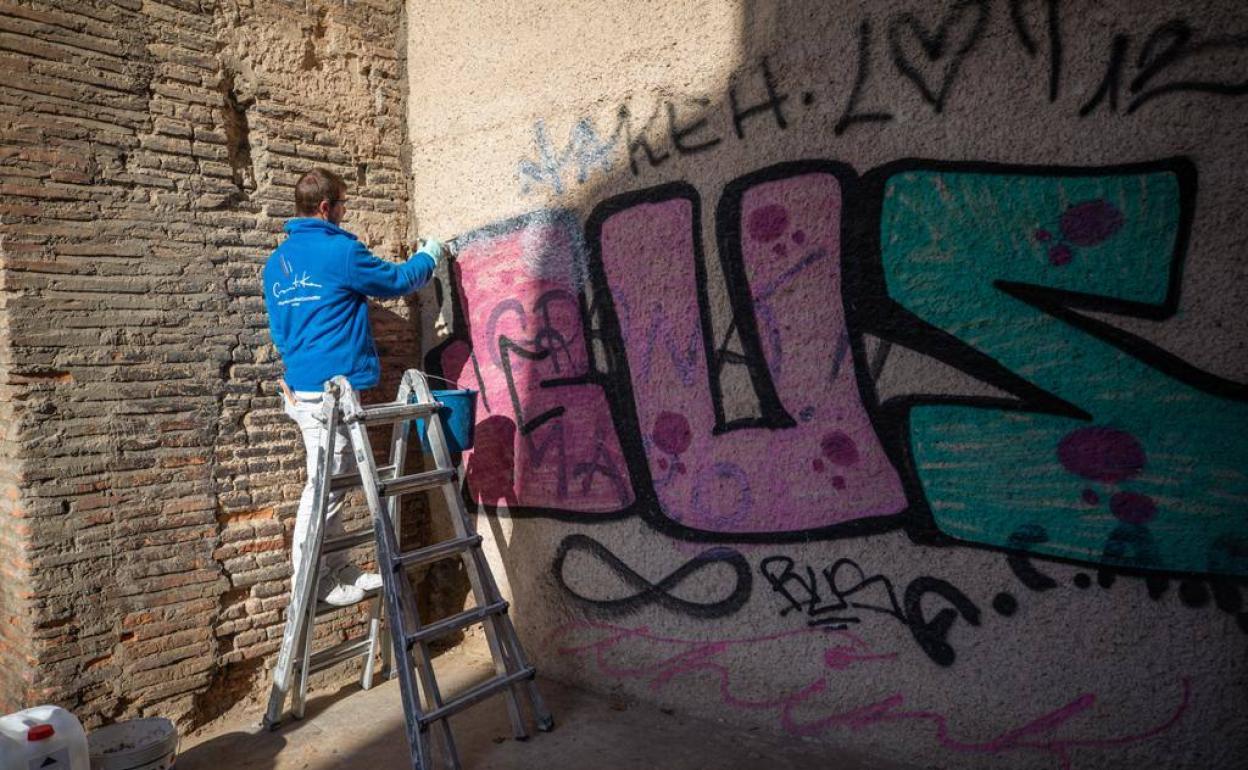 En el entorno del Arco hay varios muros pintados.