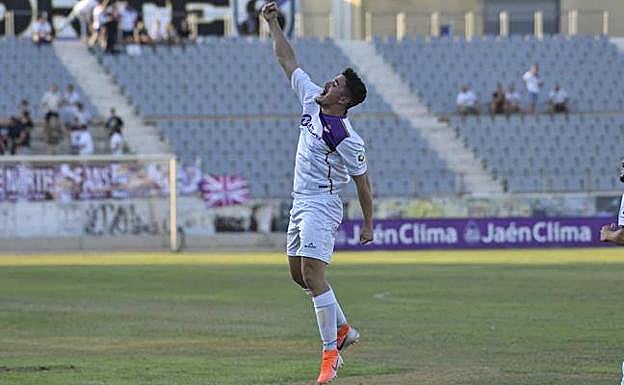 Miguel Martín celebra uno de sus goles.