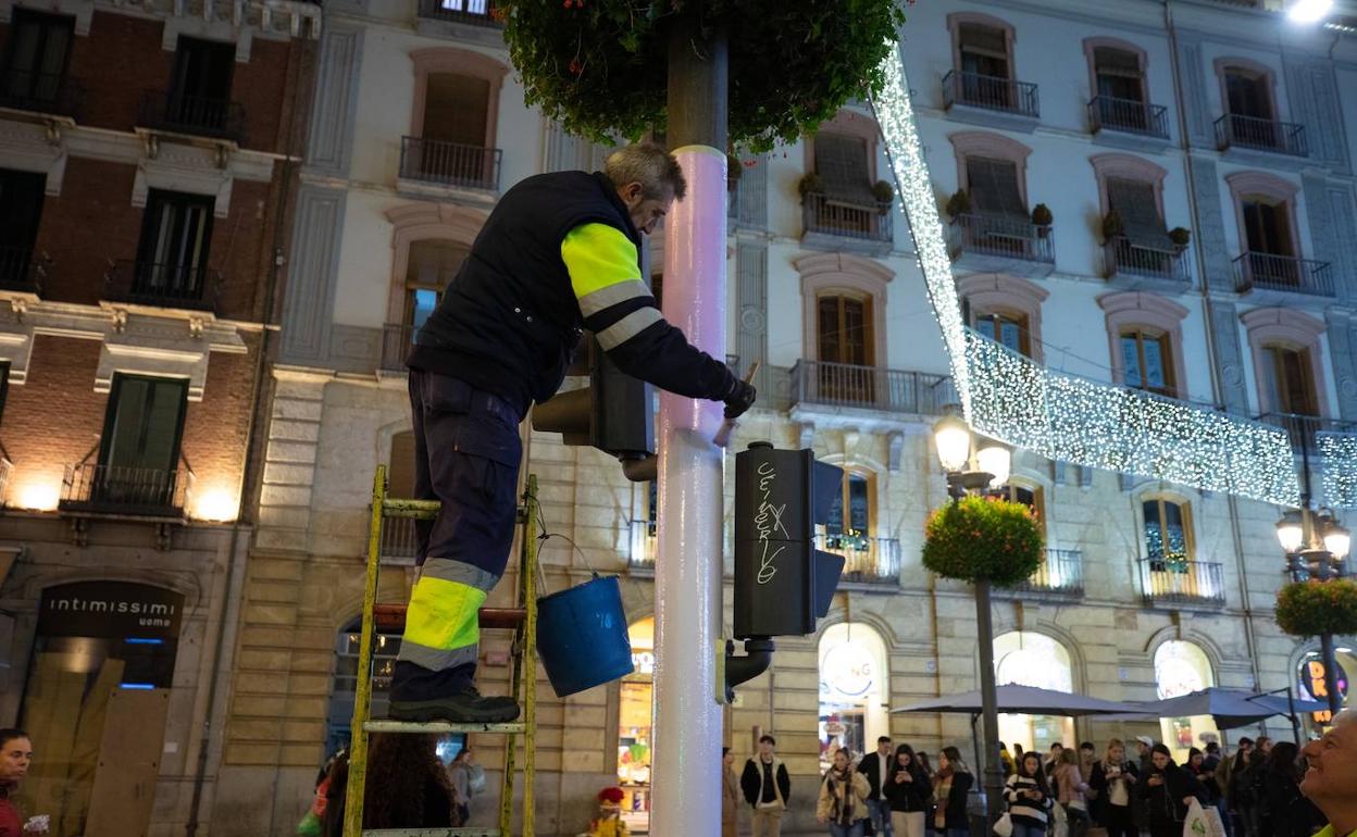 Un operario pintó anoche los semáforos.