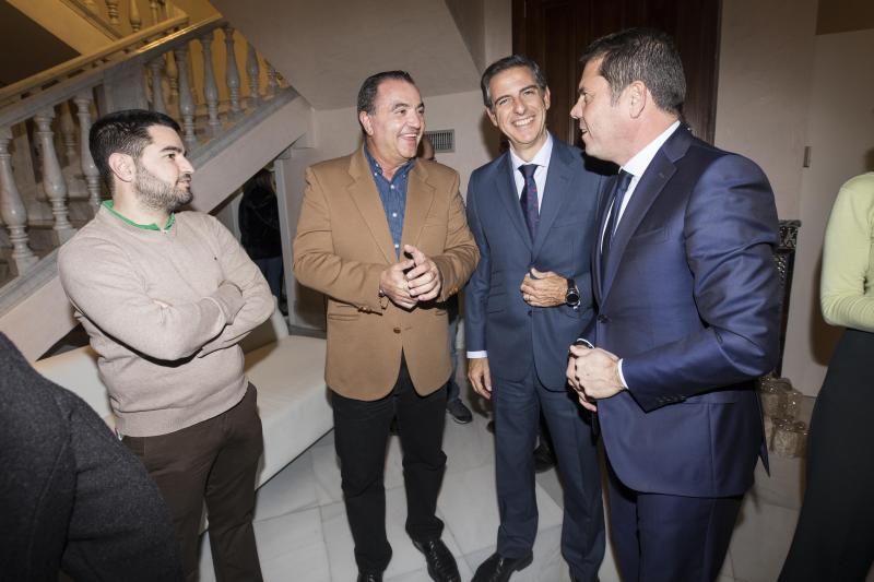 El presidente de Cepyme, Gerardo Cuerva, entre un grupo de participantes.