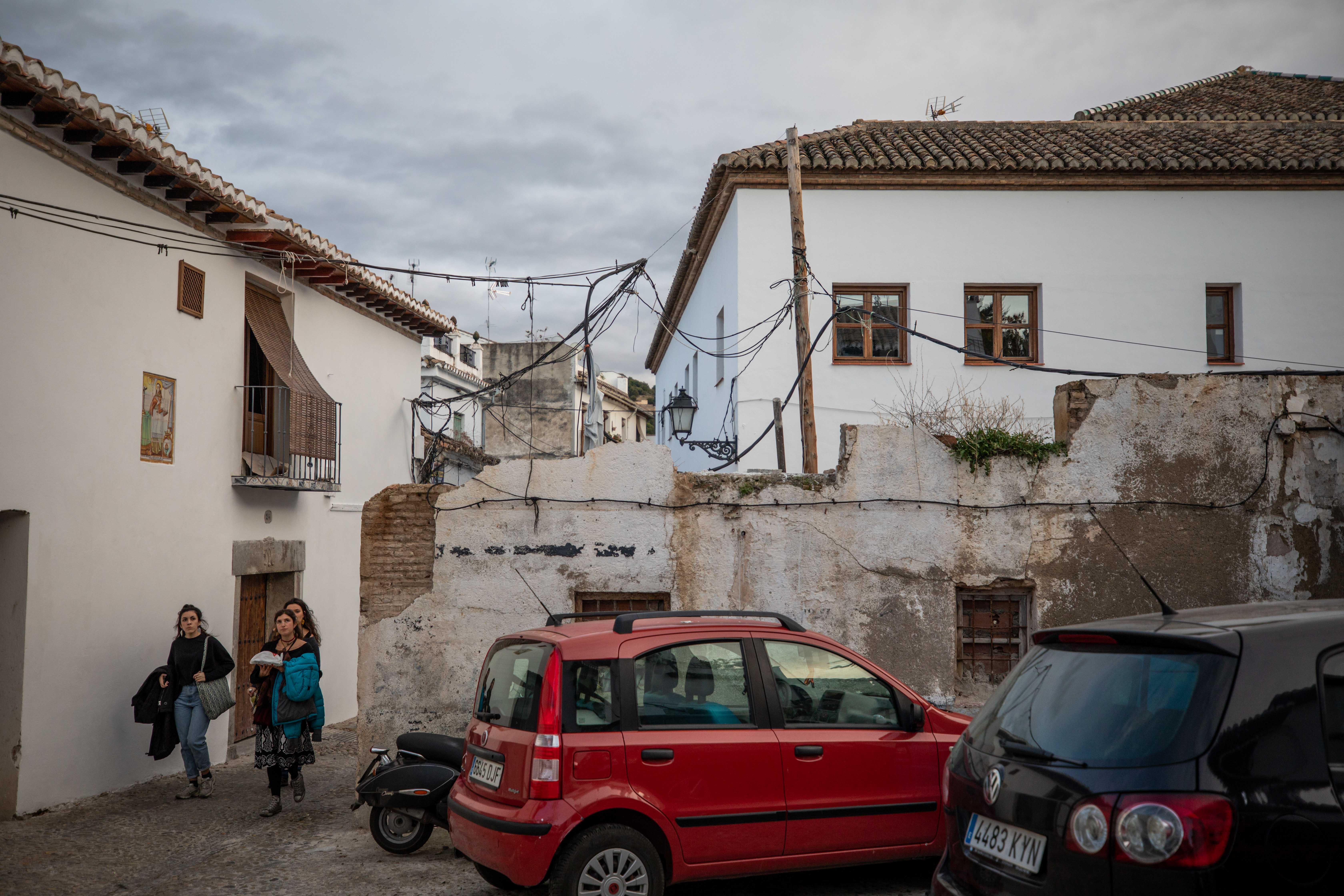 En el barrio Patrimonio Mundial se acumulan los desperfectos: pintadas, patrimonio en ruinas, murallas abandonadas, pavimento en mal estado o cables que tapan las vistas
