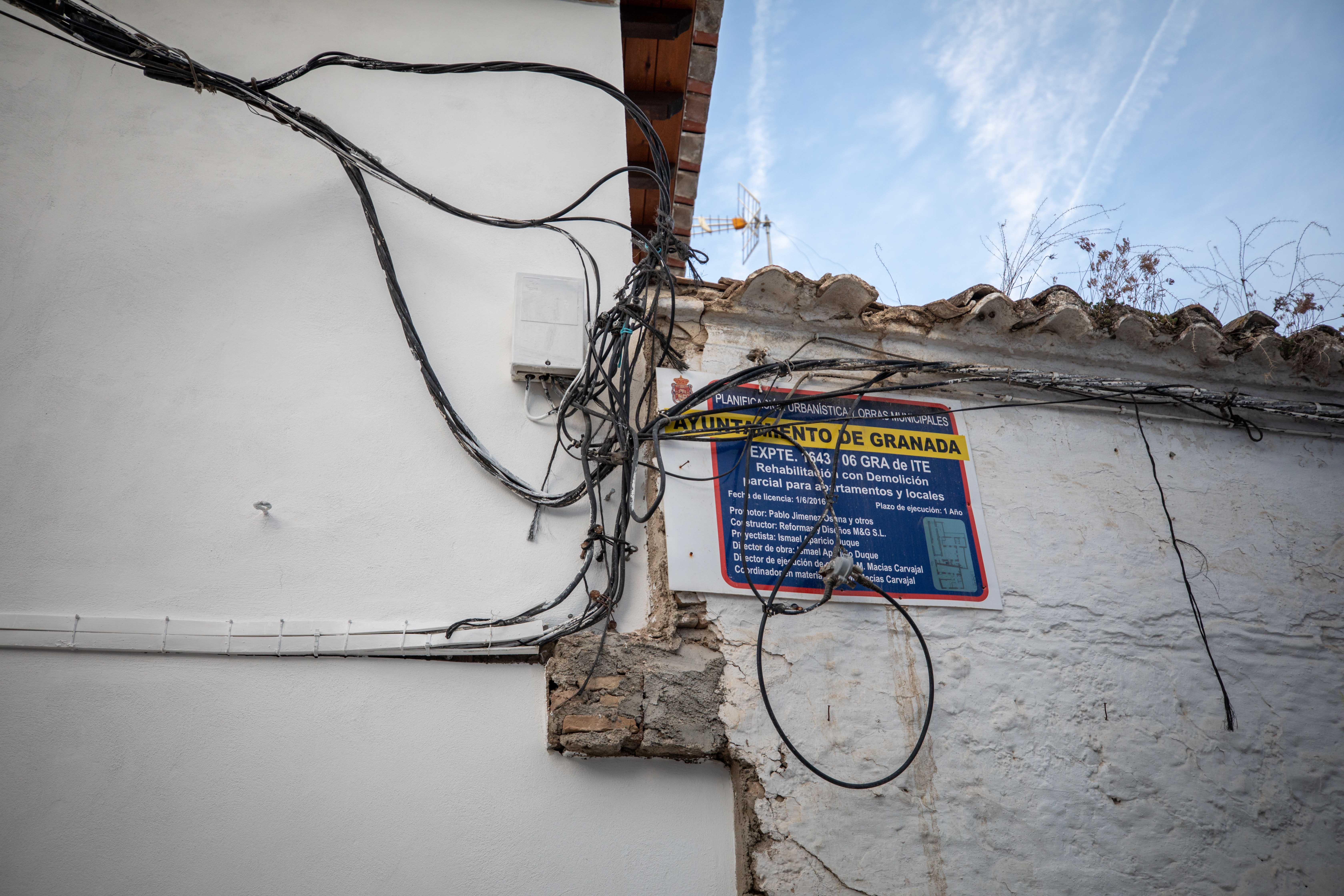 En el barrio Patrimonio Mundial se acumulan los desperfectos: pintadas, patrimonio en ruinas, murallas abandonadas, pavimento en mal estado o cables que tapan las vistas