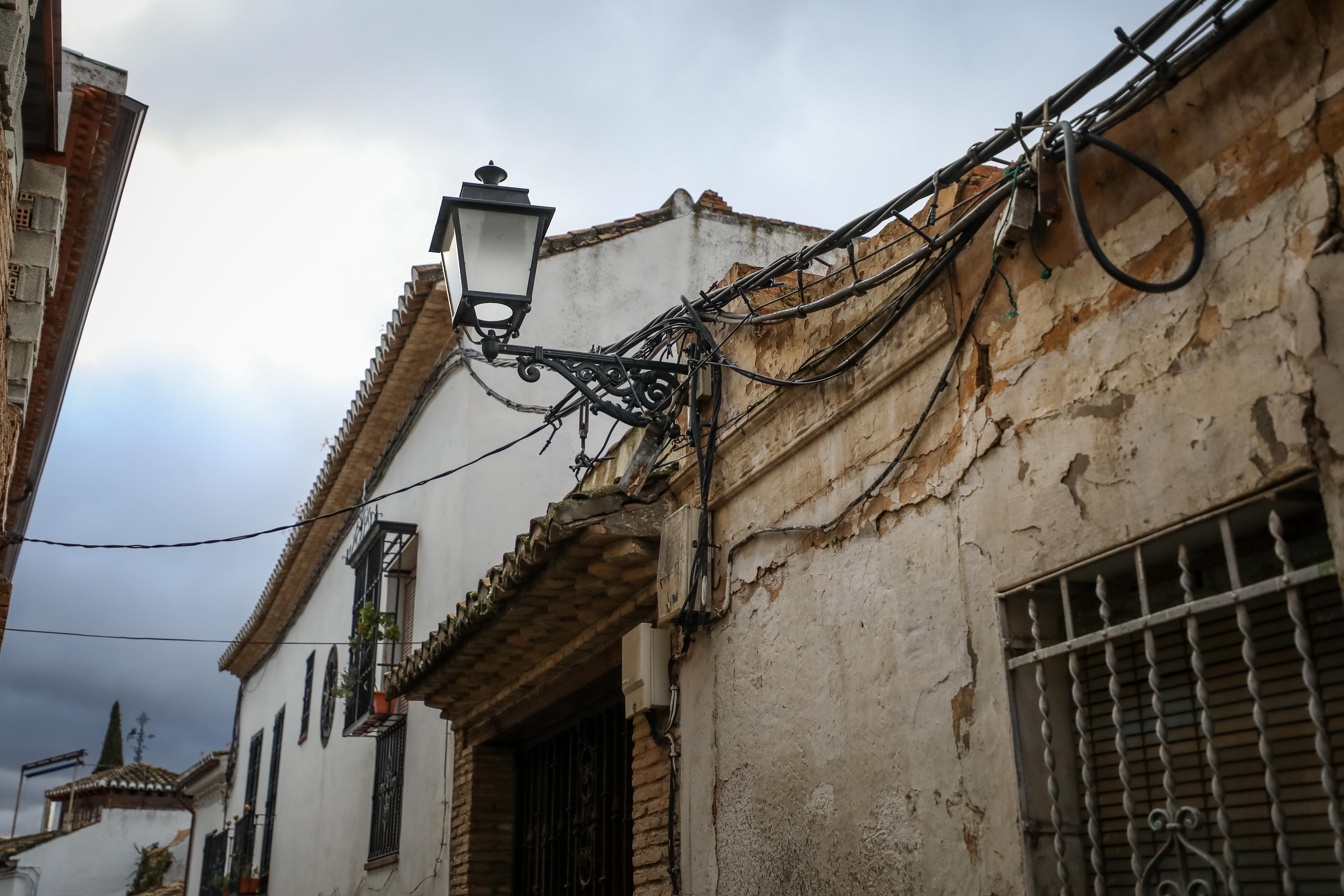 En el barrio Patrimonio Mundial se acumulan los desperfectos: pintadas, patrimonio en ruinas, murallas abandonadas, pavimento en mal estado o cables que tapan las vistas