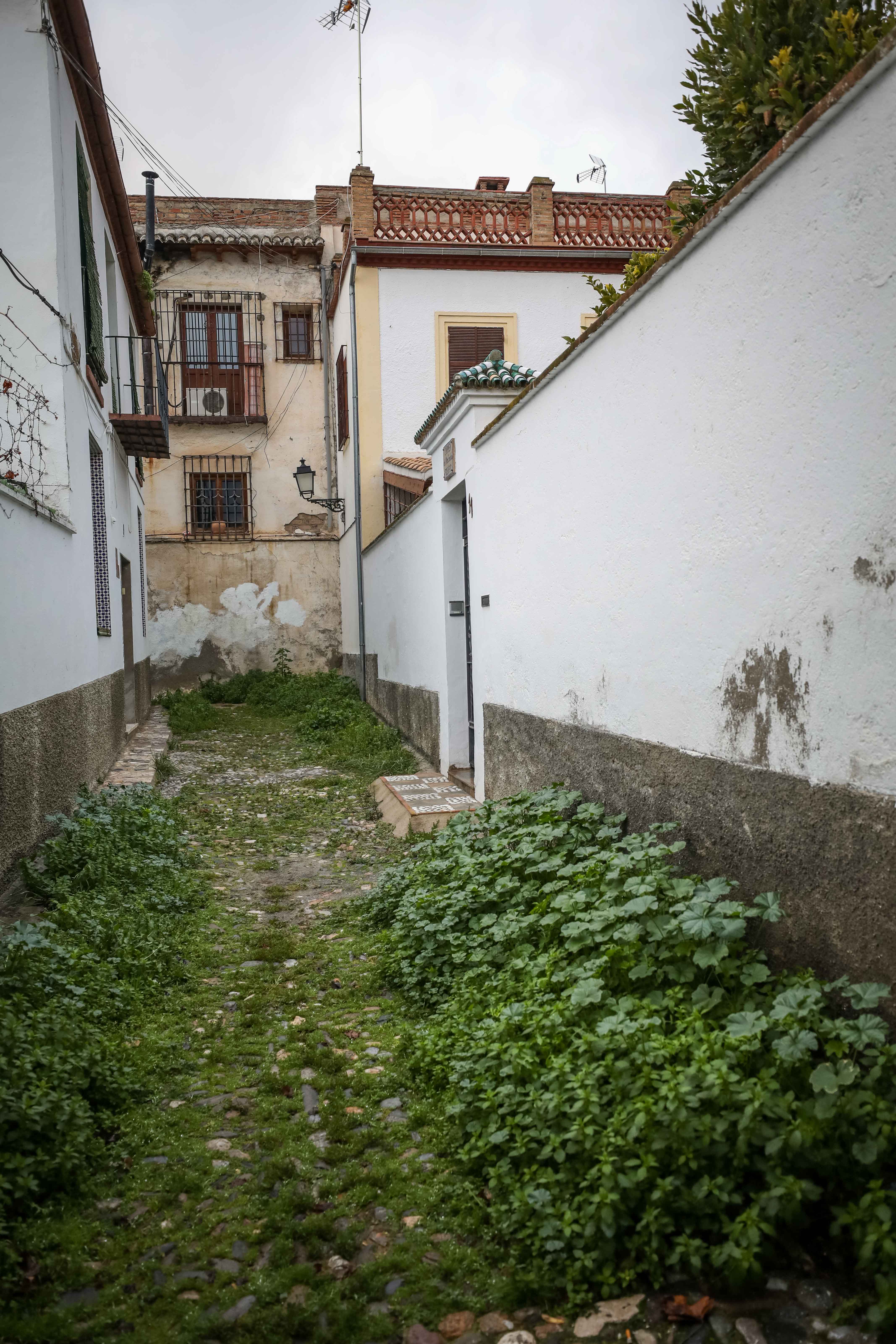En el barrio Patrimonio Mundial se acumulan los desperfectos: pintadas, patrimonio en ruinas, murallas abandonadas, pavimento en mal estado o cables que tapan las vistas