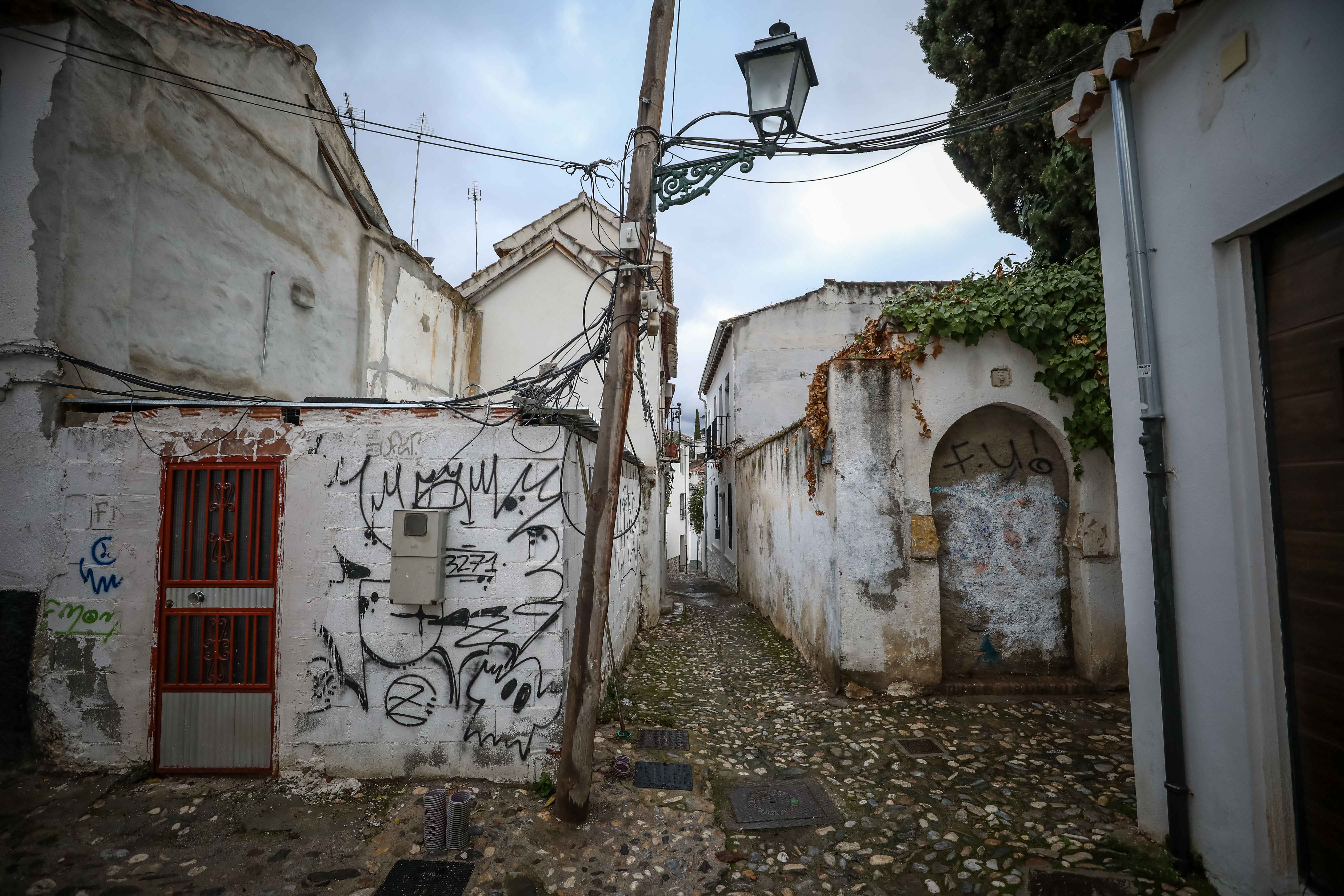 En el barrio Patrimonio Mundial se acumulan los desperfectos: pintadas, patrimonio en ruinas, murallas abandonadas, pavimento en mal estado o cables que tapan las vistas