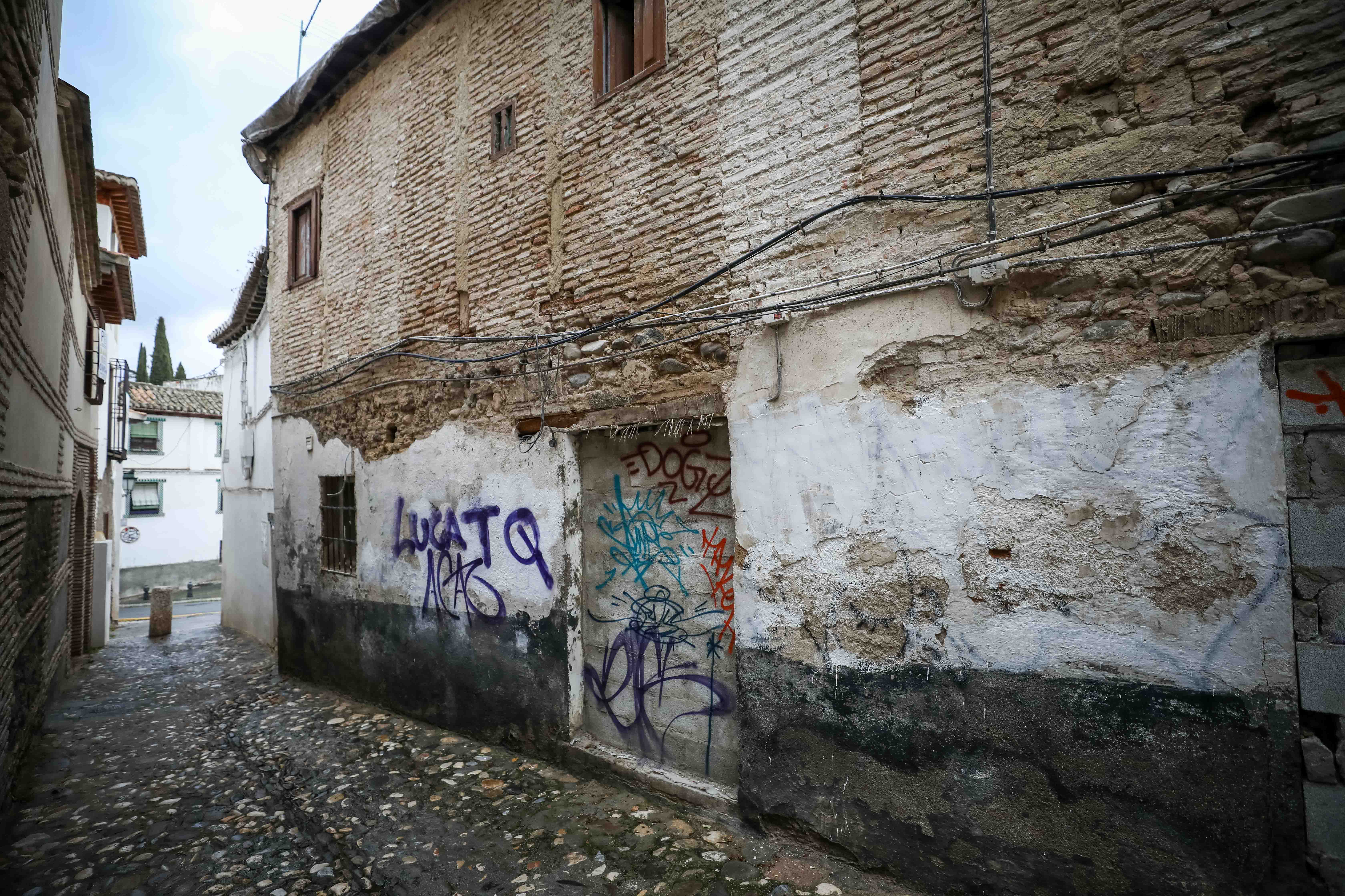 En el barrio Patrimonio Mundial se acumulan los desperfectos: pintadas, patrimonio en ruinas, murallas abandonadas, pavimento en mal estado o cables que tapan las vistas