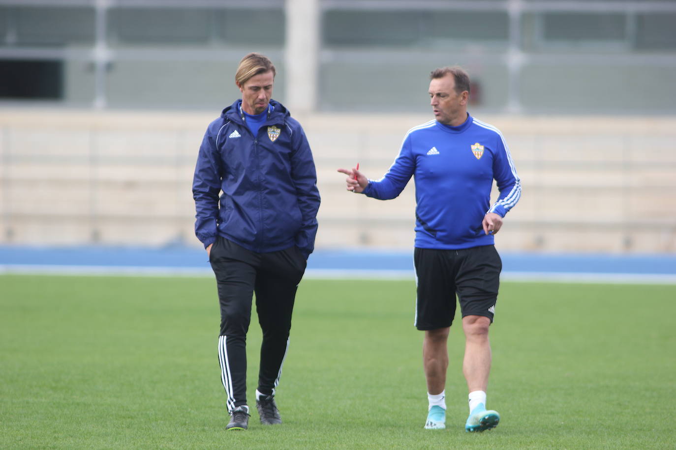 José María Gutiérrez escucha las indicaciones de su asistente, Antonio Ruiz Vilches, durante un entrenamiento. 