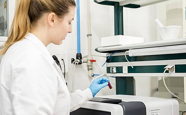 Una trabajadora del centro tecnológico del plástico Andaltec. 