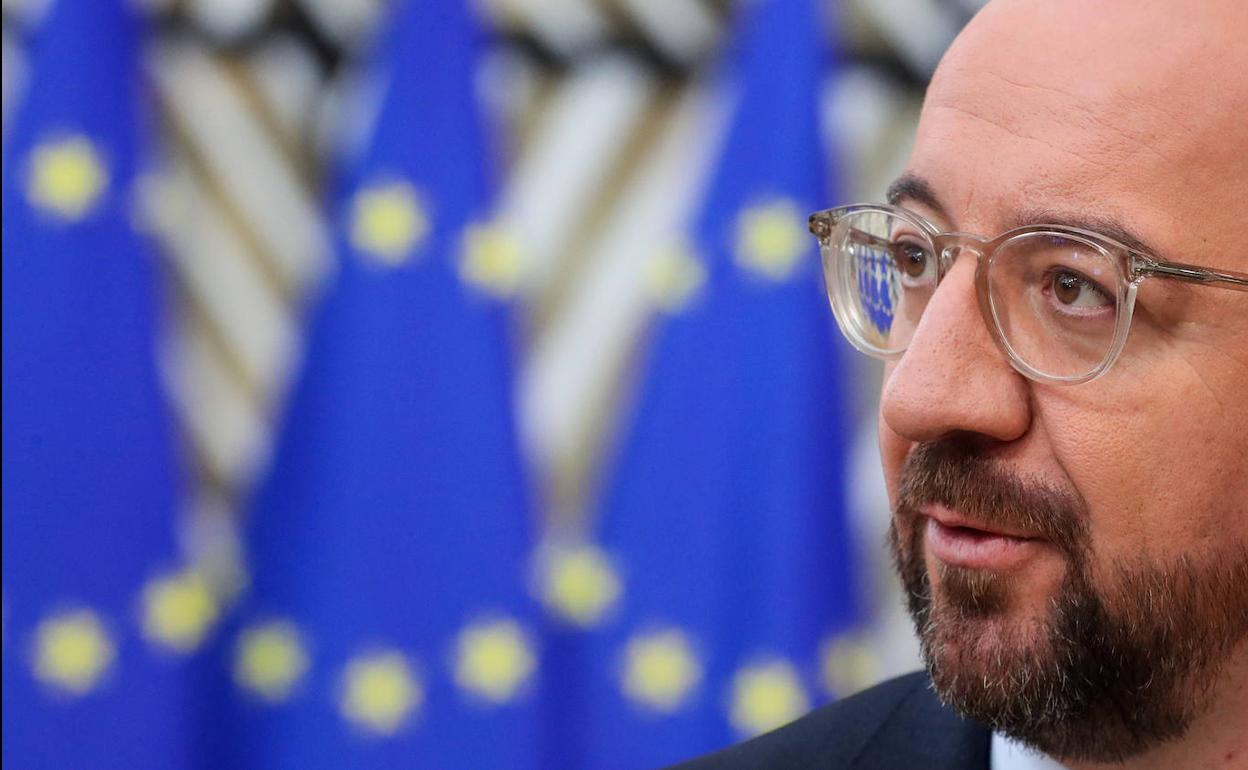 Charles Michel, presidente del Consejo Europeo, frente a unas banderas de la Unión Europea.