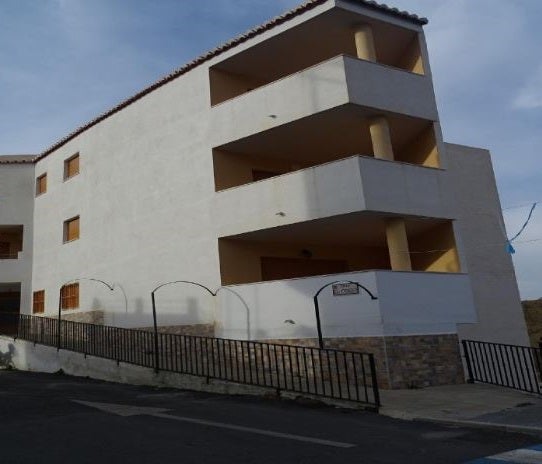 Piso en Polopos de 74 metros cuadrados por 55.700 euros.