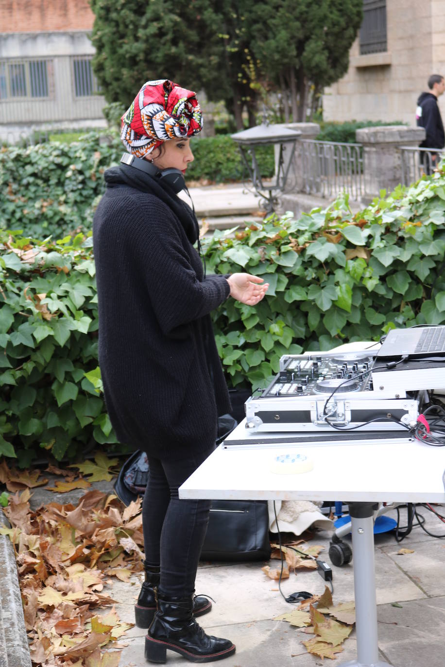 Una joven realiza un grafiti sobre un mural