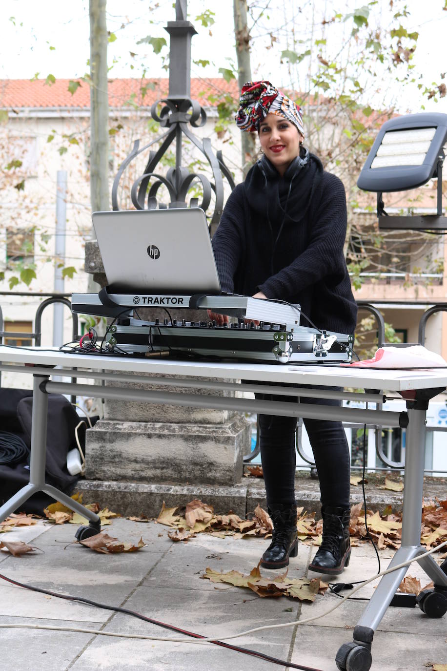Una joven realiza un grafiti sobre un mural