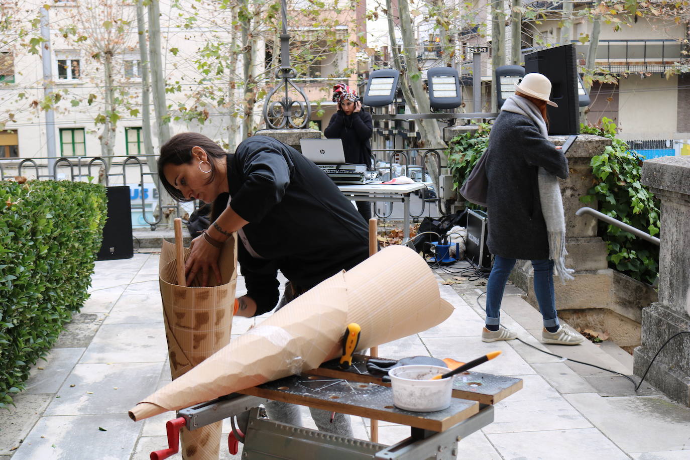 Una joven realiza un grafiti sobre un mural