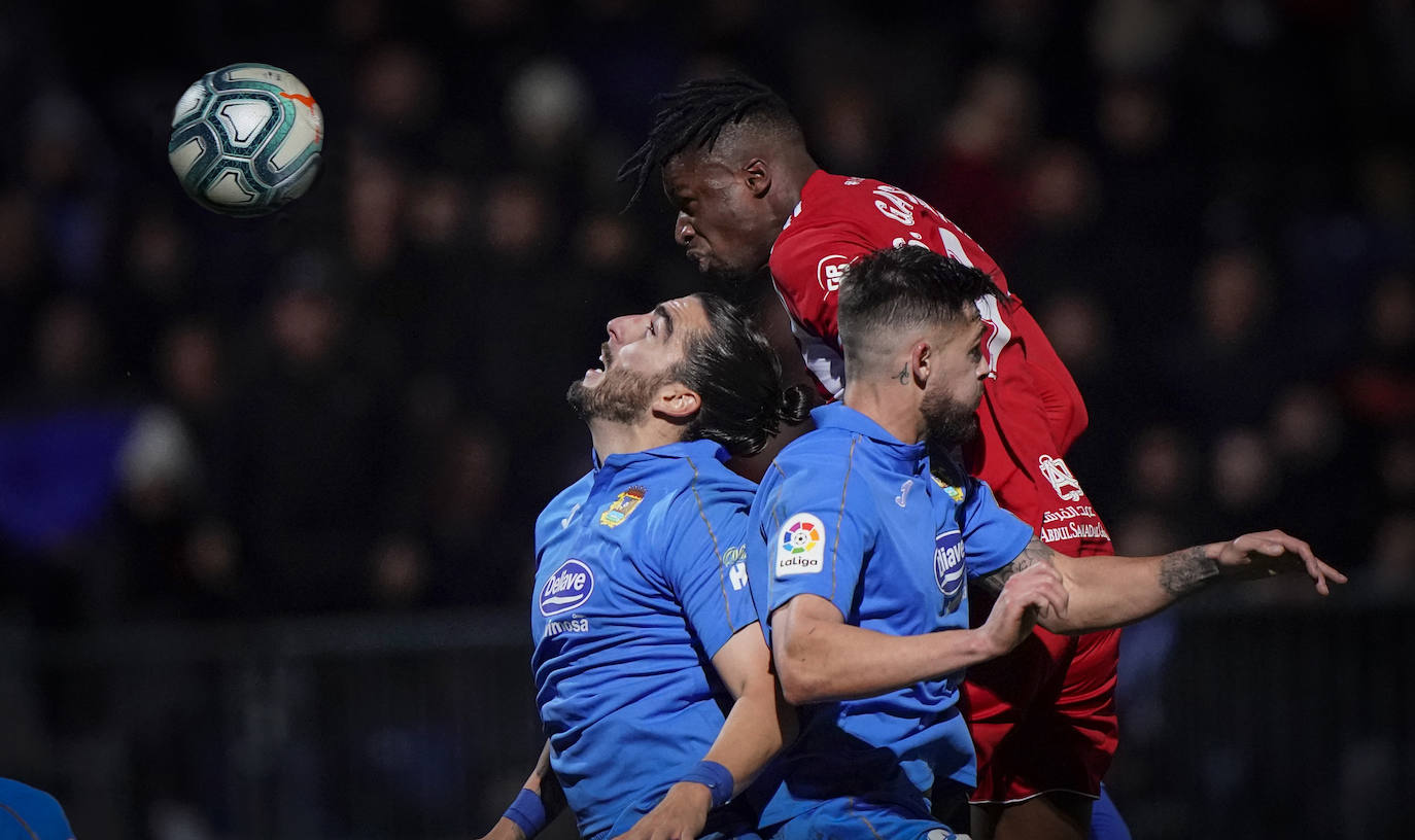Sekou Gassama se impone poderosamente en el gol sobre Chico Flores y Cristian Glauder. 