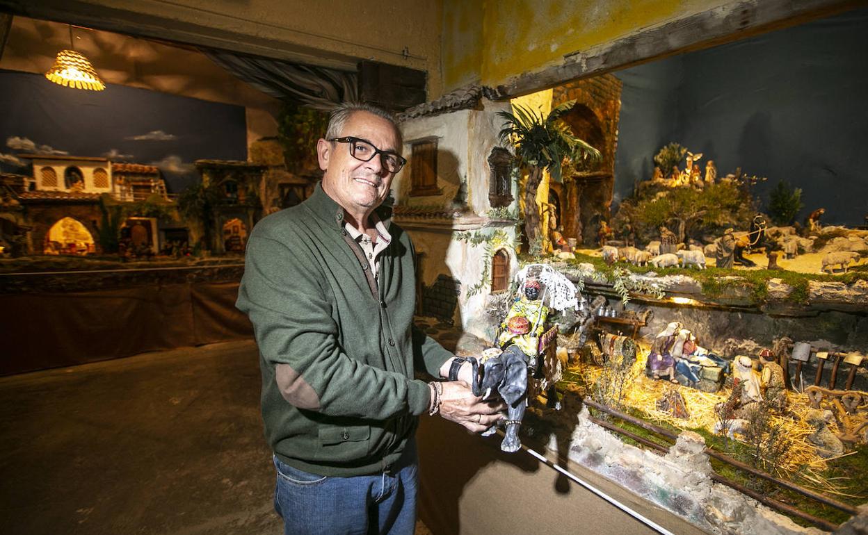 Antonio Bolívar muestra orgulloso una de las piezas de su belén