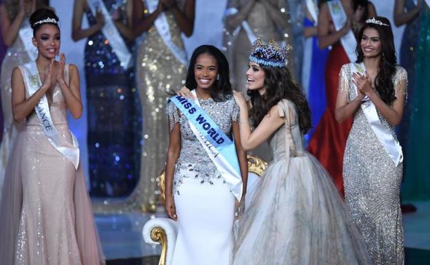 Imagen principal - Arriba, Miss Jamaica con la ganadora del pasado año, la mexicana Vanessa Ponde de León. Abajo, el momento en el que fue elegida. A la derecha, Miss España. 