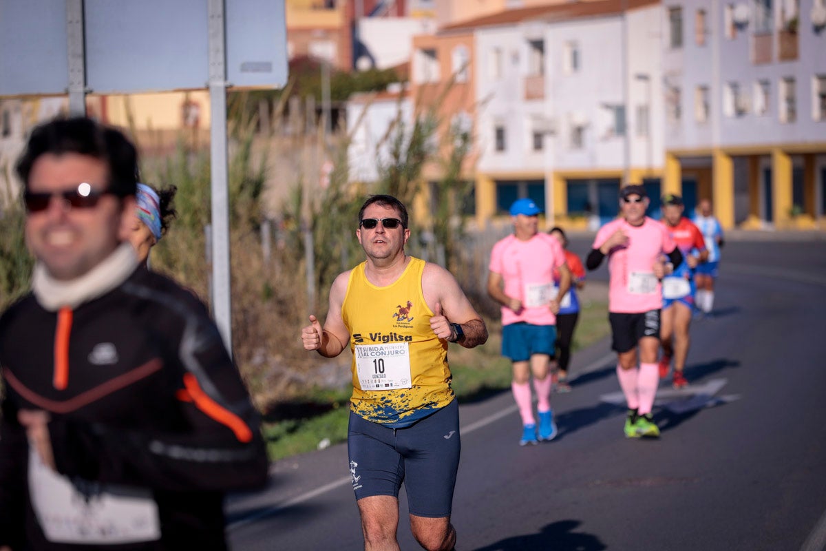 La XX Subida Pedestre al Conjuro arrancó a las 10 de la mañana, y los corredores tuvieron que enfrentarse a 17,8 kilometros en una mañana soleada
