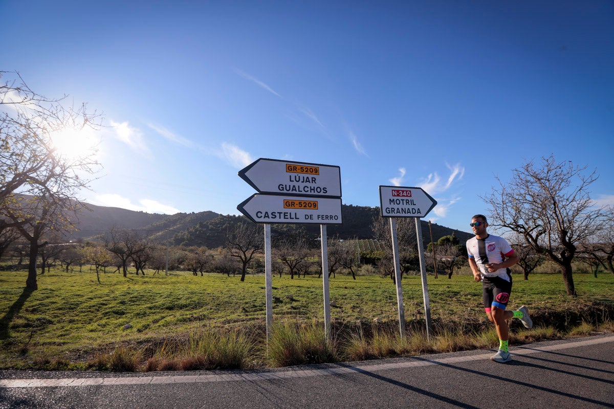 La XX Subida Pedestre al Conjuro arrancó a las 10 de la mañana, y los corredores tuvieron que enfrentarse a 17,8 kilometros en una mañana soleada