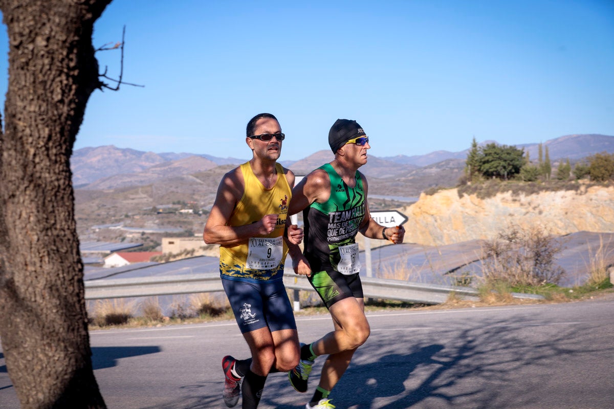 La XX Subida Pedestre al Conjuro arrancó a las 10 de la mañana, y los corredores tuvieron que enfrentarse a 17,8 kilometros en una mañana soleada