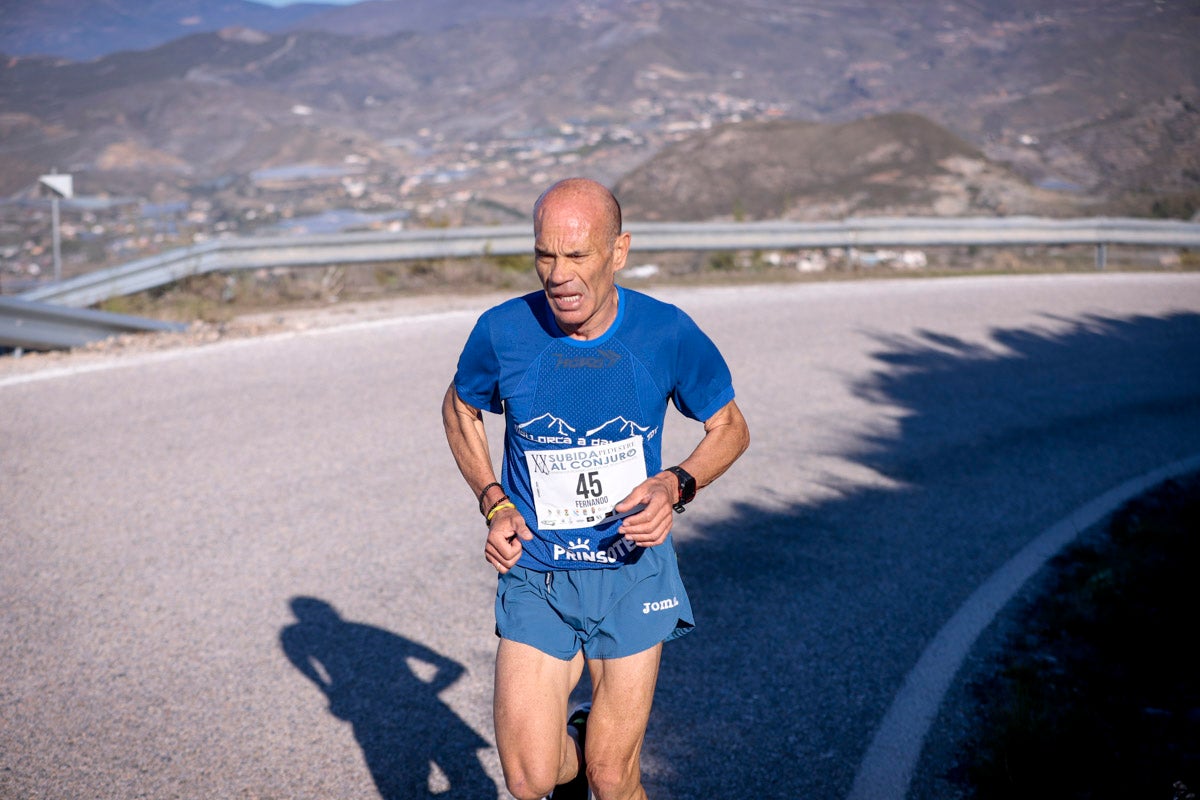 La XX Subida Pedestre al Conjuro arrancó a las 10 de la mañana, y los corredores tuvieron que enfrentarse a 17,8 kilometros en una mañana soleada