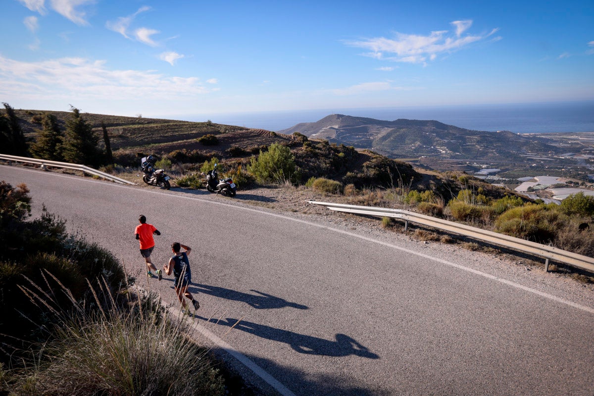 La XX Subida Pedestre al Conjuro arrancó a las 10 de la mañana, y los corredores tuvieron que enfrentarse a 17,8 kilometros en una mañana soleada