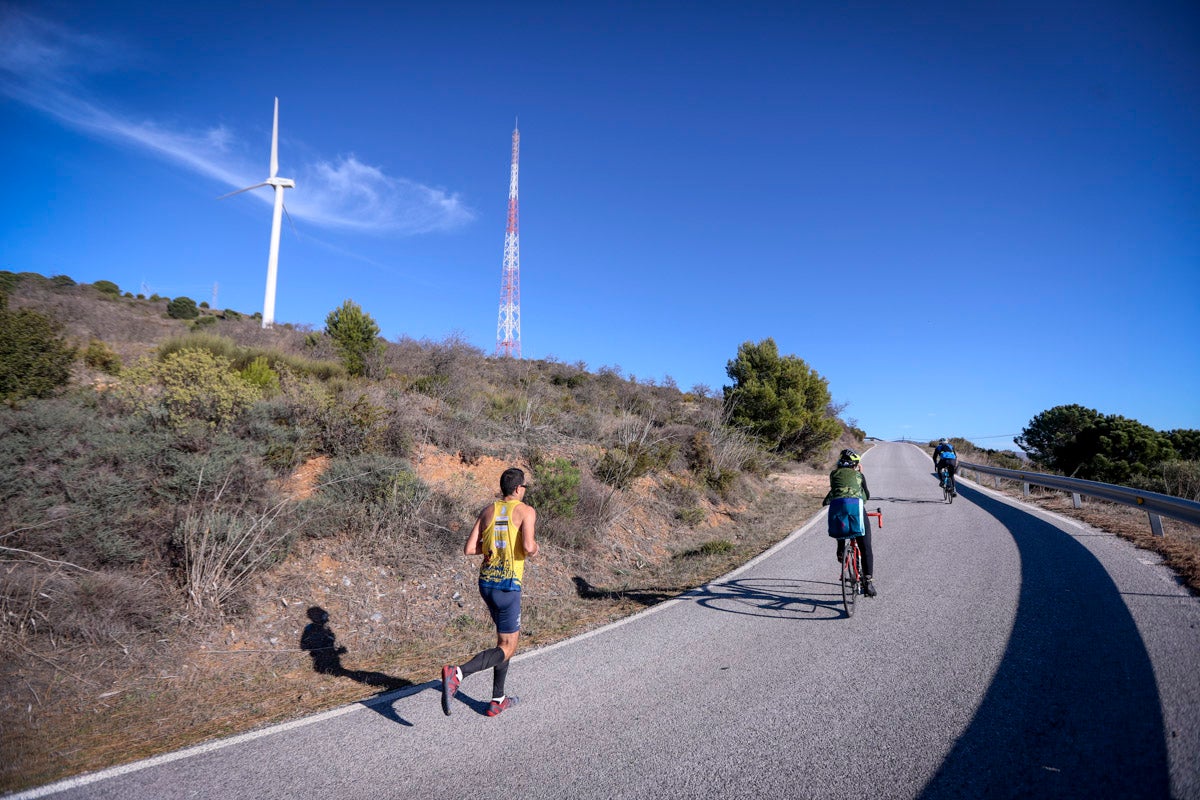 La XX Subida Pedestre al Conjuro arrancó a las 10 de la mañana, y los corredores tuvieron que enfrentarse a 17,8 kilometros en una mañana soleada