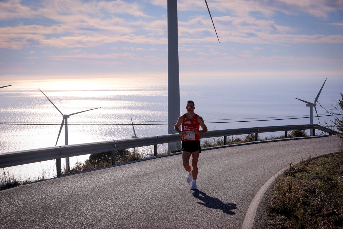 La XX Subida Pedestre al Conjuro arrancó a las 10 de la mañana, y los corredores tuvieron que enfrentarse a 17,8 kilometros en una mañana soleada