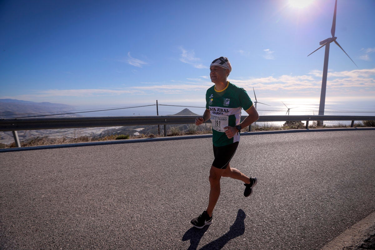 La XX Subida Pedestre al Conjuro arrancó a las 10 de la mañana, y los corredores tuvieron que enfrentarse a 17,8 kilometros en una mañana soleada